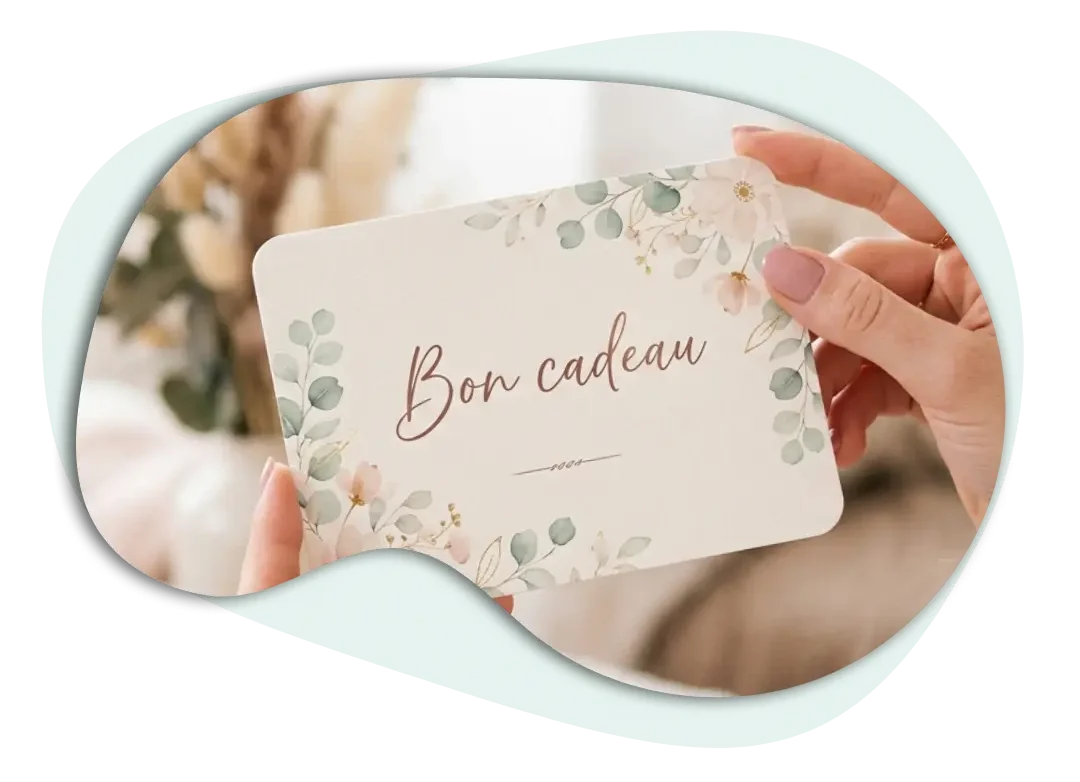 Femme qui tient dans ses mains un bon cadeau